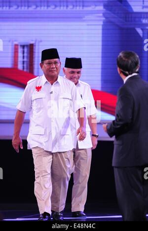 Jakarta, Indonesien. 5. Juli 2014. Indonesische Präsidentschaftskandidat der großen Indonesien Bewegung Partei Prabowo Subianto (vorne) und sein Running Mate Hatta Rajasa besuchen die Präsidentschafts-Debatte in Jakarta, Indonesien, 5. Juli 2014. Indonesien hält die Präsidentschaftswahlen am 9. Juli. Bildnachweis: Zulkarnain/Xinhua/Alamy Live-Nachrichten Stockfoto