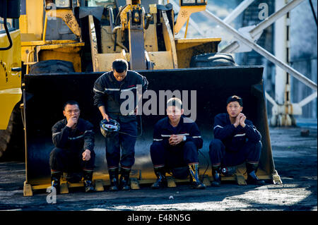 Fukang, China, 6. Juli 2014.  Retter warten vor einem Eingang der Grube, wo eine Gas-Explosion 17 Bergleute bei der Nr. 1-Kohle-Grube von Dhuangshan Yunxin Coal Mining Co., Ltd, in Fukang Stadt, Nordwesten Chinas Xinjiang Uygur Autonome Region, 6. Juli 2014 fallen. Die Explosion geschah am 20:43 am Samstag, wenn 20 Leute in der Mine gearbeitet haben. Drei von ihnen wurden gerettet. Retter strömen Stickstoff in die Mine, die Gaskonzentration zu verdünnen. Bildnachweis: Xinhua/Alamy Live-Nachrichten Stockfoto