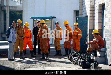 Fukang, China, 6. Juli 2014.  Retter warten, bis die Grube geben wo eine Gas-Explosion 17 Bergleute bei der Nr. 1-Kohle-Grube von Dhuangshan Yunxin Coal Mining Co., Ltd, in Fukang Stadt, Nordwesten Chinas Xinjiang Uygur Autonome Region, 6. Juli 2014 fallen. Die Explosion geschah am 20:43 am Samstag, wenn 20 Leute in der Mine gearbeitet haben. Drei von ihnen wurden gerettet. Retter strömen Stickstoff in die Mine, die Gaskonzentration zu verdünnen. Der Prozess, der am Sonntagmorgen gestartet wurde, muss fortgesetzt werden, für 24 Stunden, bevor es sicher auf die Grube geben sagte Retter. © Xinhua/Alamy Stockfoto