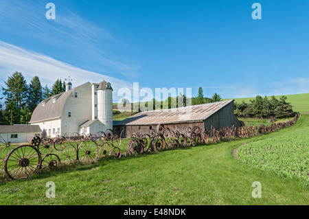 Washington, The Palouse, Uniontown, Dahmen Scheune, Handwerker Studio & Galerie Standort, Zaun der alten farm Equipment Metallräder Stockfoto