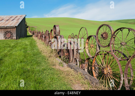 Washington, The Palouse, Uniontown, Dahmen Scheune, Handwerker Studio & Galerie Standort, Zaun der alten farm Equipment Metallräder Stockfoto