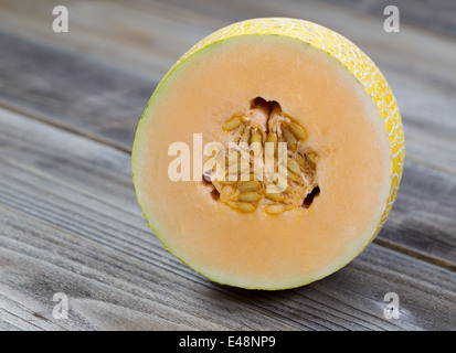 Detailansicht einer frisch geschnittenen halben Melone auf rustikalen Holz Stockfoto