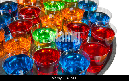 Verschiedene alkoholische Aufnahmen in Schnapsgläser in einem Serviertablett oft für Angebote in der Getränkeindustrie verwendet Stockfoto