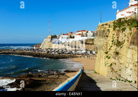 Blick auf den Hafen von Ericeira an der Küste von Portugal Stockfoto