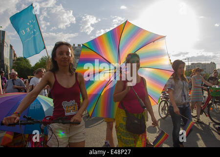 Budapest, Ungarn. 5. Juli 2014. Teilnehmer der Gay Pride Parade marschieren quer durch die Stadt in Budapest, Ungarn, 5. Juli 2014. Das Thema der Parade war "Budapest Pride: 365', was bedeutet, dass die Teilnehmer für die Akzeptanz durch das Jahr, nicht nur an diesem Tag bemüht waren. Verschiedene Gruppen, die behaupten darzustellen "Family Values" statt Gegendemonstrationen entlang der Paradestrecke. Die Polizei verhaftete zwei Demonstranten. Bildnachweis: Attila Volgyi/Xinhua/Alamy Live-Nachrichten Stockfoto