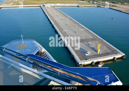 Bogen-Blick auf große Kreuzfahrt Schiff langsam nahenden Steg am Kreuzfahrt-Terminal mit Liegeplatz Besatzungen erwartet um Festmacher Seile sichern Stockfoto