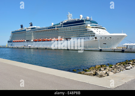 Moderne Celebrity Cruises Silhouette Kreuzfahrtschiff Linienschiff im italienischen Hafen Corsini Ravenna Cruise Terminal an der Adria Emilia Romagna Italien Stockfoto