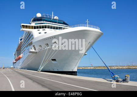 Festmachen der Taue Bogen von Celebrity Cruises "Silhouette" Liner Hafen Corsini am Kreuzfahrtterminal von Ravenna verankert zu sichern Stockfoto