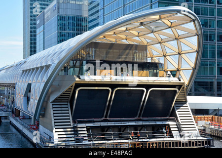 Crossrail Place Einzelhandelsgeschäfte Business & Dachgarten Gebäude über Canary Wharf Crossrail Bahnhof im Wasser der West India Docks London gebaut Stockfoto