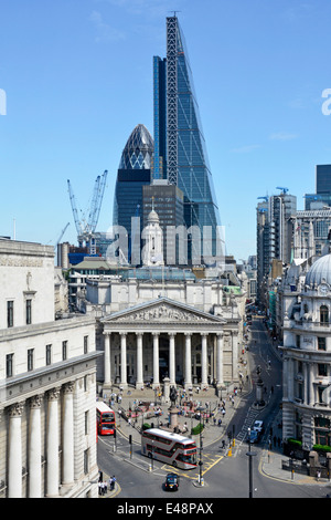 Bank-Kreuzung in der City of London mit Bürogebäude Leadenhall Käsereibe überragt die Royal Exchange und Gurke Stockfoto