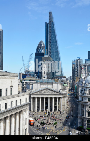 Bank Road Kreuzung in der Londoner City mit Leadenhall Wahrzeichen Käsereibe Office Block hoch über Royal Exchange & Gherkin London England Großbritannien Stockfoto