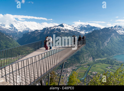 Touristen sind auf einem Aussichtspunkt am Harder Kulm, einen Blick auf die Stadt Interlaken, Thuner See und die Schweizer Alpen sammeln. Stockfoto