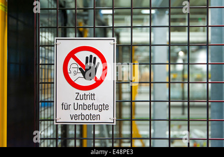 Kein Eintrag Zeichen (deutsche Übersetzung: 'kein Eintrag für nicht autorisierte Personen') in einem begrenzten Gebiet / kein Eintrag zone in einer Fabrik Stockfoto