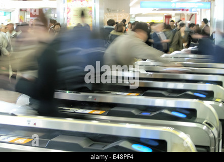 Pendler hetzen durch Drehkreuze an der u-Bahn-Station Shinjuku in Tokio, Japan. Stockfoto