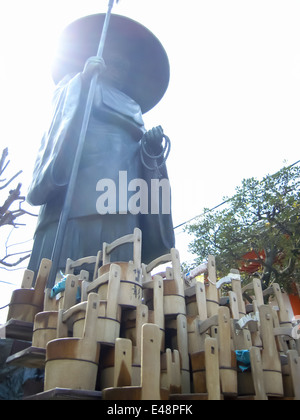 Steinigen Sie Monument auf einem Heiligen gut / Teil des Parks in einem Shinto-Schrein in Kyōto, Japan. Stockfoto