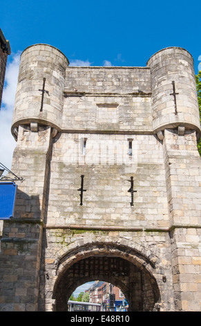 Alte mittelalterliche Tor Turm Touristenattraktion im englischen Stadtzentrum Stockfoto