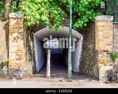 Fußgängertunnel unter Bahnverbindung zwischen Marsh Farm Road und Lion Road in Twickenham, London, UK Stockfoto