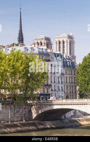 Kathedrale Notre-Dame steigt über Ile Saint Louis, Paris. Stockfoto