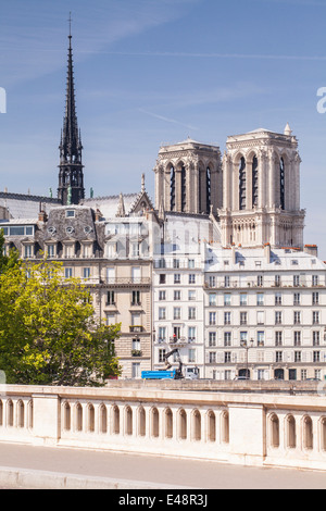 Notre Dame Kathedrale erhebt sich über Île De La Cité in Paris. Stockfoto