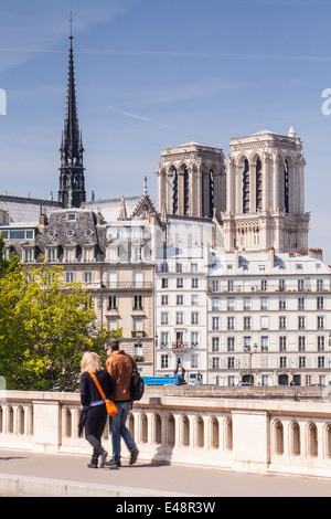 Notre Dame Kathedrale erhebt sich über Île De La Cité in Paris. Stockfoto