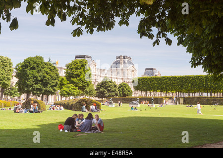 Jardin des Tuileries und dem Louvre Museum, Paris. Das Museum ist eines der größten in der Welt. Stockfoto