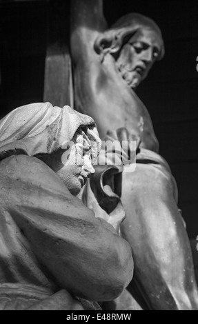 Brügge - die Statue der Heiligen Maria unter Christus am Kreuz von kleinen Park in der Nähe von Sint Janshospital Stockfoto