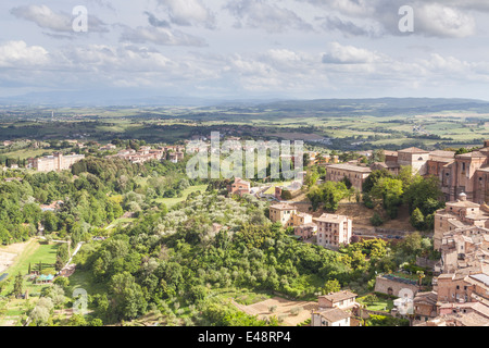 Der Blick über den Dächern von Siena aus Torre del Mangia. Stockfoto