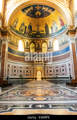 Die Apsis der Kathedrale von St. Giovanni in Laterano in Rom. Die päpstliche Cathedra (Stuhl) ist für die Verwendung des Papstes reserviert. Stockfoto