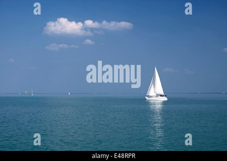 White-Segelboot in der Nähe von Balatonfüred am Plattensee, Ungarn Stockfoto