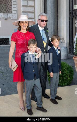 Rom, Italien. 5. Juli 2014. Prinz Laurent und Prinzessin Claire mit ihren Zwillingen Prinz Nicolas und Prinz Aymeric kommen für die Hochzeit der italienischen Journalistin Elisabetta Maria Rosboch von Wolkenstein und Prinz Amedeo von Belgien in einer privaten Zeremonie in der Basilica di Santa Maria in Trastevere in Rom, 5. Juli 2014. Foto: Albert Nieboer/RPE / / - Nr. WIRE SERVICE-/ Dpa/Alamy Live News Stockfoto