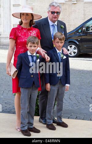 Rom, Italien. 5. Juli 2014. Prinz Laurent und Prinzessin Claire mit ihren Zwillingen Prinz Nicolas und Prinz Aymeric kommen für die Hochzeit der italienischen Journalistin Elisabetta Maria Rosboch von Wolkenstein und Prinz Amedeo von Belgien in einer privaten Zeremonie in der Basilica di Santa Maria in Trastevere in Rom, 5. Juli 2014. Foto: Albert Nieboer/RPE / / - Nr. WIRE SERVICE-/ Dpa/Alamy Live News Stockfoto