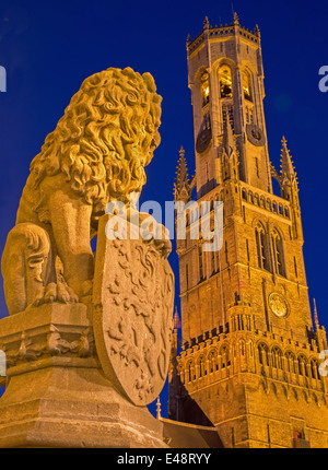 Brügge - die Statue Löwen vor der provinziellen Hof-Gebäude und Belfort van Brugge. Stockfoto