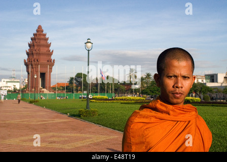 Mönch an der Unabhängigkeits-Denkmal in Phnom Penh, Kambodscha, Asien. Die Unabhängigkeits-Denkmal in Phnom Penh, Hauptstadt von Kambodscha, war Stockfoto