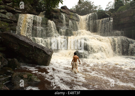 Wasserfälle Popokvil. Bokor National Park. Popokvil WaterfallPopokvil, d. h. wirbelnde Wolken ist möglicherweise nach der Ling benannt. Stockfoto