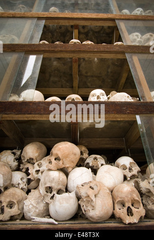 Schädel in "Killing Fields Choeung EK." Phnom Penh. Das bekannteste Denkmal der Killing Fields ist das Dorf Choeung Stockfoto