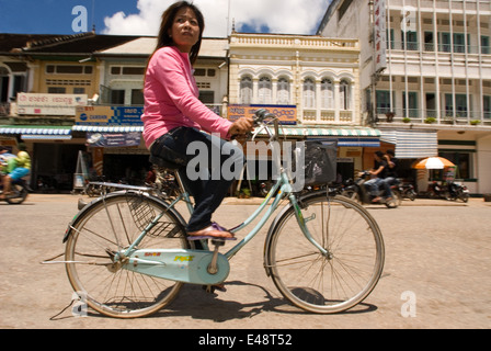 Frau auf einem Fahrrad durch die Straßen von Battambang. Battambang ist Kambodschas zweitgrößte Stadt und Hauptstadt von Battambang Stockfoto