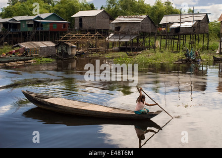 Dorf vor dem Tonle Sap See erreichen. Hausboote und Boote in Sangker Fluss. Reise von Battambang nach Siemp ernten. Die Kreuzfahrt Stockfoto