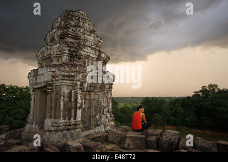 Phnom Bakheng Tempel. Phnom Bakheng ist einer der ältesten Tempel Angkors. Es wurde als ein Staatstempel zwischen dem späten neunten gebaut und Stockfoto