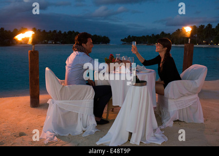 Aitutaki. Cook Island. Polynesien. Süd-Pazifik. Ein paar genießt ein romantisches Abendessen am Strand in Aitutaki Lagoon Resort Stockfoto