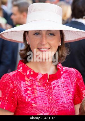 Rom, Italien. 5. Juli 2014. Prinzessin Claire von Belgien verlässt nach der Hochzeit von Prinz Amedeo von Belgien an der Basilica di Santa Maria in Trastevere in Rom, 5. Juli 2014. Foto: Albert Nieboer/RPE / / - Nr. WIRE SERVICE-/ Dpa/Alamy Live News Stockfoto