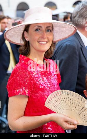 Rom, Italien. 5. Juli 2014. Prinzessin Claire von Belgien verlässt nach der Hochzeit von Prinz Amedeo von Belgien an der Basilica di Santa Maria in Trastevere in Rom, 5. Juli 2014. Foto: Albert Nieboer/RPE / / - Nr. WIRE SERVICE-/ Dpa/Alamy Live News Stockfoto