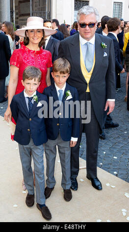 Rom, Italien. 5. Juli 2014. Prinzessin Claire und Prinz Laurent von Belgien und ihre zwei Söhne, Prinz Nicolas und Prinz Aymeric verlassen nach der Hochzeit von Prinz Amedeo von Belgien an der Basilica di Santa Maria in Trastevere in Rom, 5. Juli 2014. Foto: Albert Nieboer/RPE / / - Nr. WIRE SERVICE-/ Dpa/Alamy Live News Stockfoto