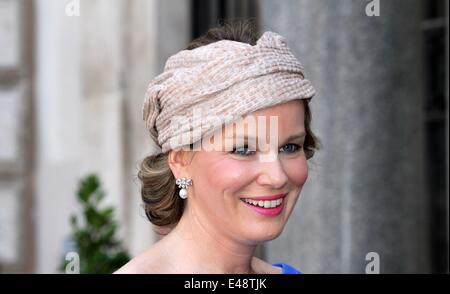 Rom, Italien. 5. Juli 2014. Königin Mathilde von Belgien kommt für die Hochzeit von Prinz Amedeo von Belgien an der Basilica di Santa Maria in Trastevere in Rom, 5. Juli 2014. Foto: Albert Nieboer/RPE / / - Nr. WIRE SERVICE-/ Dpa/Alamy Live News Stockfoto