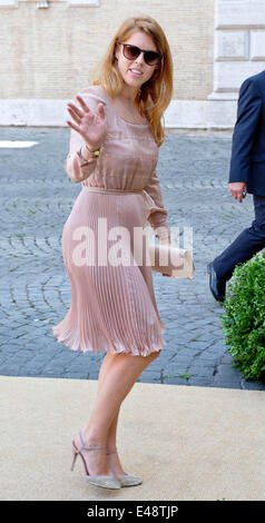 Rom, Italien. 5. Juli 2014. Prinzessin Beatrice von York kommt für die Hochzeit von Prinz Amedeo von Belgien an der Basilica di Santa Maria in Trastevere in Rom, 5. Juli 2014. Foto: Albert Nieboer/RPE / / - Nr. WIRE SERVICE-/ Dpa/Alamy Live News Stockfoto