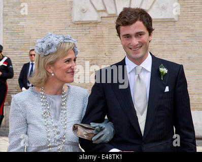 Rom, Italien. 5. Juli 2014. Prinzessin Astrid und Prinz Amedeo von Belgien kommen für seine Hochzeit in der Basilica di Santa Maria in Trastevere in Rom, 5. Juli 2014. Foto: Albert Nieboer/RPE / / - Nr. WIRE SERVICE-/ Dpa/Alamy Live News Stockfoto