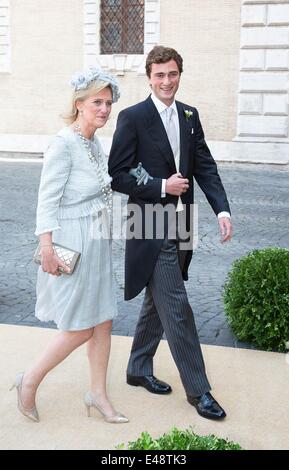 Rom, Italien. 5. Juli 2014. Prinzessin Astrid und Prinz Amedeo von Belgien kommen für seine Hochzeit in der Basilica di Santa Maria in Trastevere in Rom, 5. Juli 2014. Foto: Albert Nieboer/RPE / / - Nr. WIRE SERVICE-/ Dpa/Alamy Live News Stockfoto