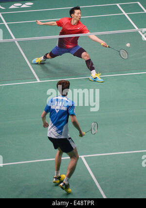 Vancouver, Kanada. 5. Juli 2014. Hyun Il Lee (oben) von Südkorea konkurriert mit Ka lang Ng von Hong Kong, China während der Herren-Einzel-Finale der Yonex Canada Open Grand Prix 2014-Badminton-Turnier in Vancouver, Kanada, 5. Juli 2014. Lee Hyun Il Ka lang Ng 2-0 besiegt und beansprucht den Titel der Veranstaltung. Bildnachweis: Sergei Bachlakov/Xinhua/Alamy Live-Nachrichten Stockfoto