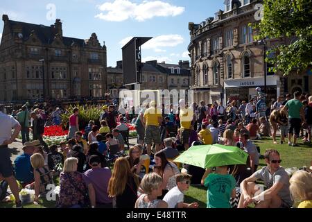 Harrogate, North Yorkshire, UK. 5. Juli 2014.  Massen warten im Zentrum von Harrogate in der Nähe von einem großen Bildschirm außerhalb Betty es Tea Rooms nach dem Ende der ersten Etappe der Tour de France, die in der Mitte der Harrogate abgeschlossen. Bildnachweis: John Fryer/Alamy Live-Nachrichten Stockfoto