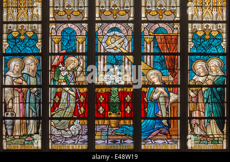 Brügge, Belgien - 12. Juni 2014: Die Verkündigung auf Fensterscheibe in St. Salvator-Kathedrale (Salvatorskerk) Stockfoto