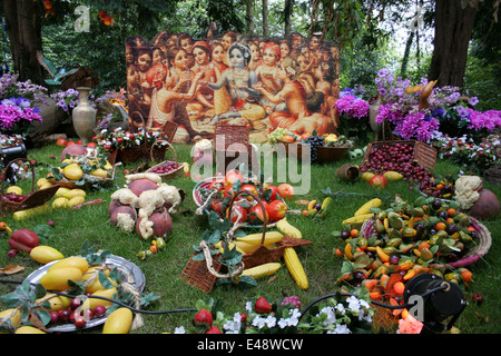 Götter und die Angebote der Frucht im Frieden Garten Bhaktivedanta Manor Krishna Temple in Watford UKB Stockfoto